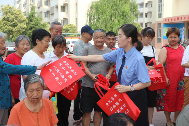 河南鹤壁鹤山区 :到社区开展主题党日活动